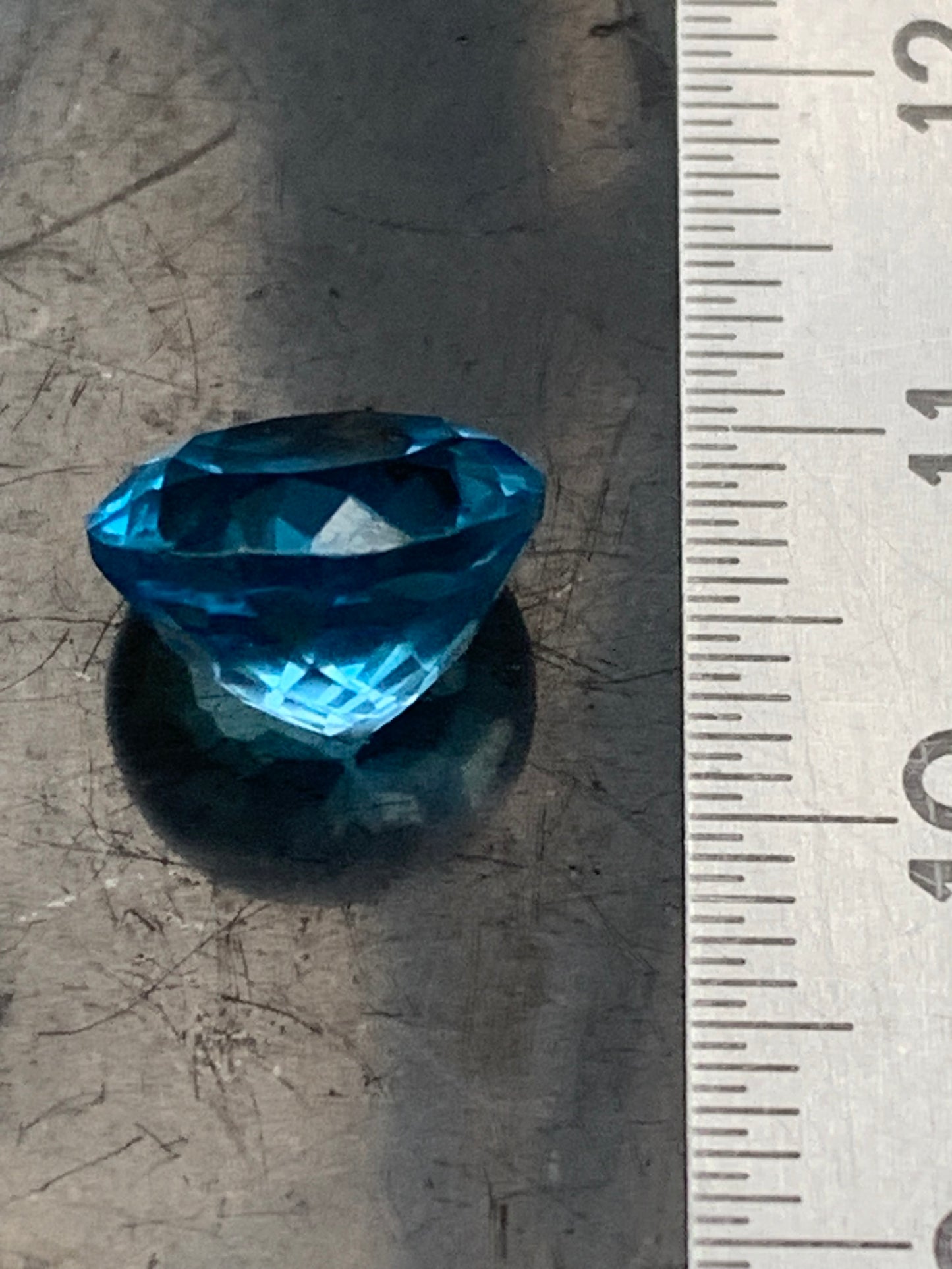 Topaze bleue naturelle de 5,23 carats. Taille de 10 mm de diamètre x 7,50. Parfait en collection, bijouterie, exposition...