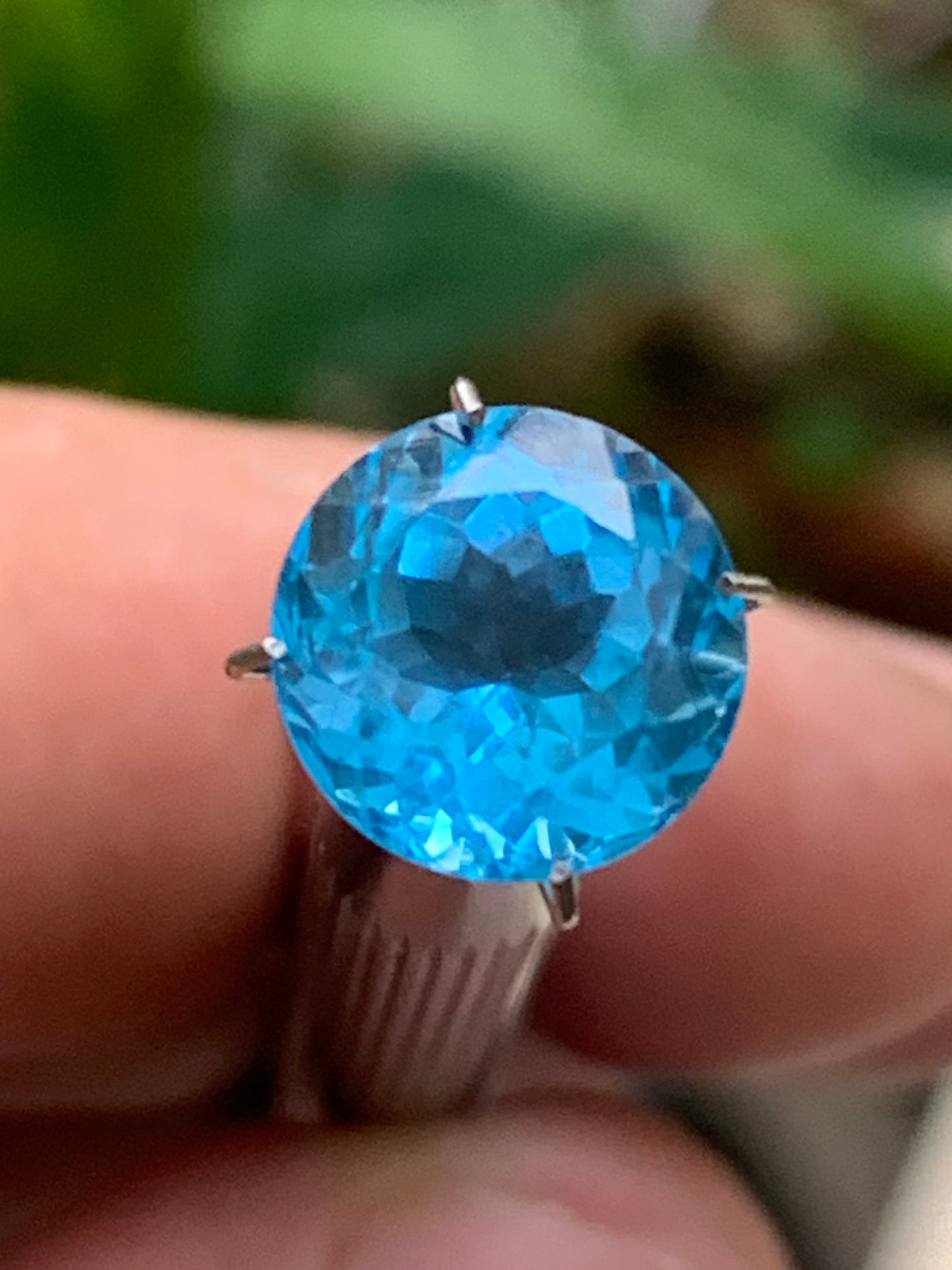 Topaze bleue naturelle de 5,23 carats. Taille de 10 mm de diamètre x 7,50. Parfait en collection, bijouterie, exposition...