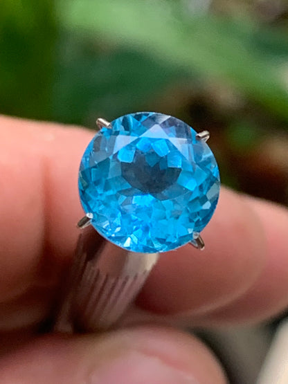 Topaze bleue naturelle de 5,23 carats. Taille de 10 mm de diamètre x 7,50. Parfait en collection, bijouterie, exposition...