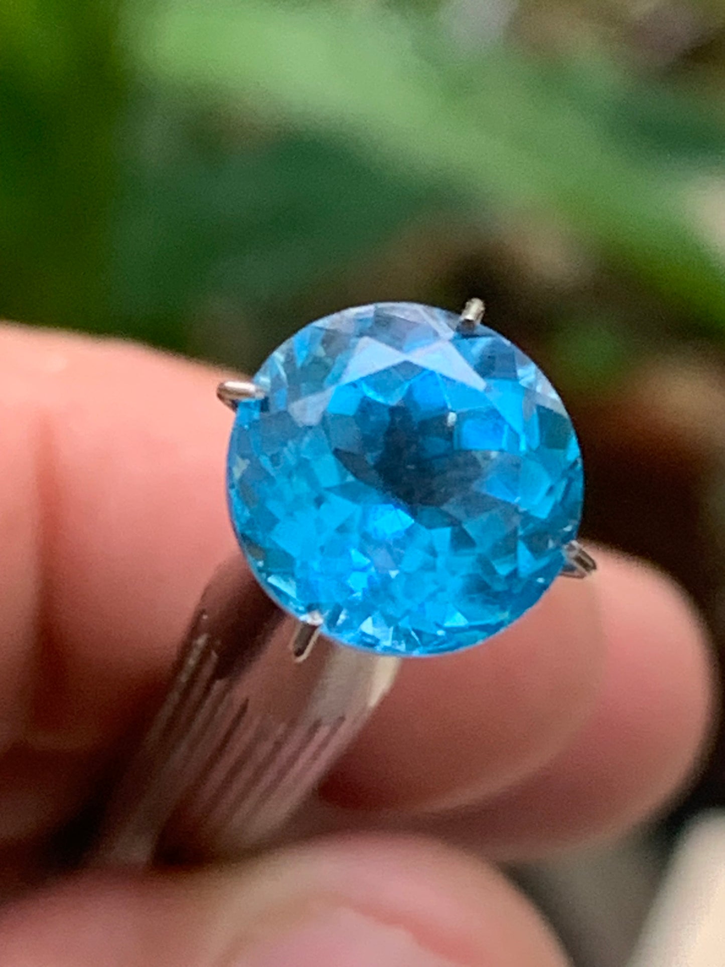 Topaze bleue naturelle de 5,23 carats. Taille de 10 mm de diamètre x 7,50. Parfait en collection, bijouterie, exposition...