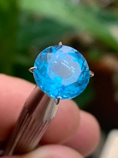 Topaze bleue naturelle de 5,23 carats. Taille de 10 mm de diamètre x 7,50. Parfait en collection, bijouterie, exposition...