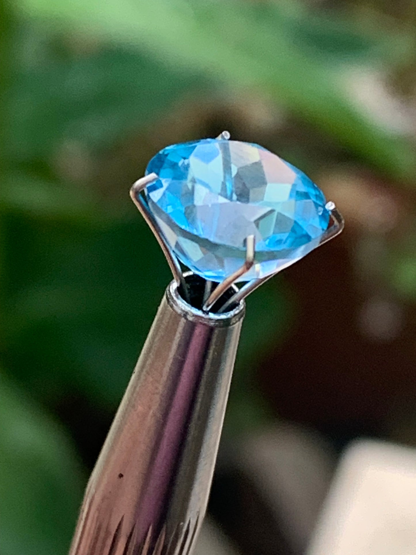 Topaze bleue naturelle de 5,23 carats. Taille de 10 mm de diamètre x 7,50. Parfait en collection, bijouterie, exposition...