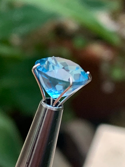 Topaze bleue naturelle de 5,23 carats. Taille de 10 mm de diamètre x 7,50. Parfait en collection, bijouterie, exposition...