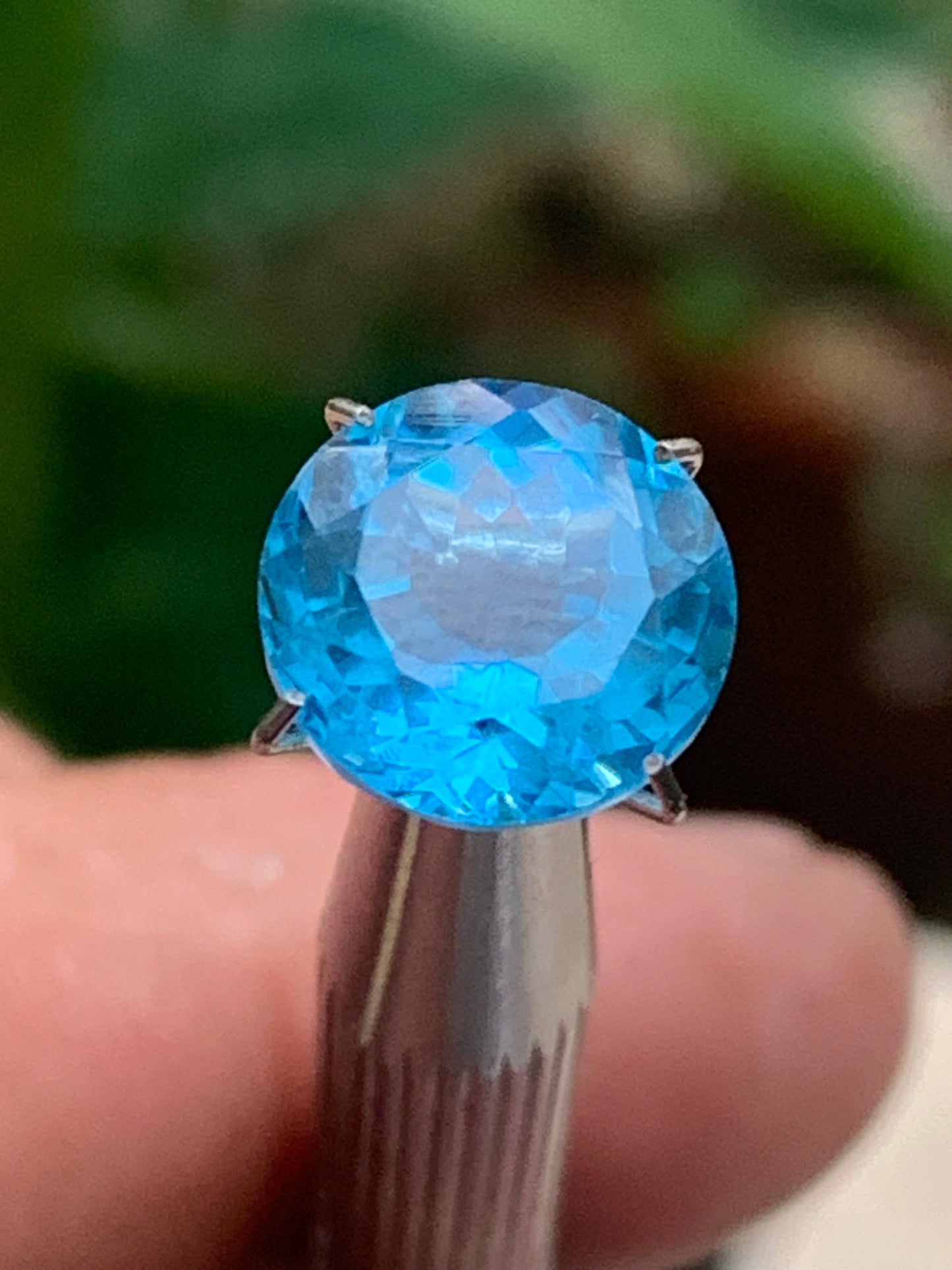 Topaze bleue naturelle de 5,23 carats. Taille de 10 mm de diamètre x 7,50. Parfait en collection, bijouterie, exposition...
