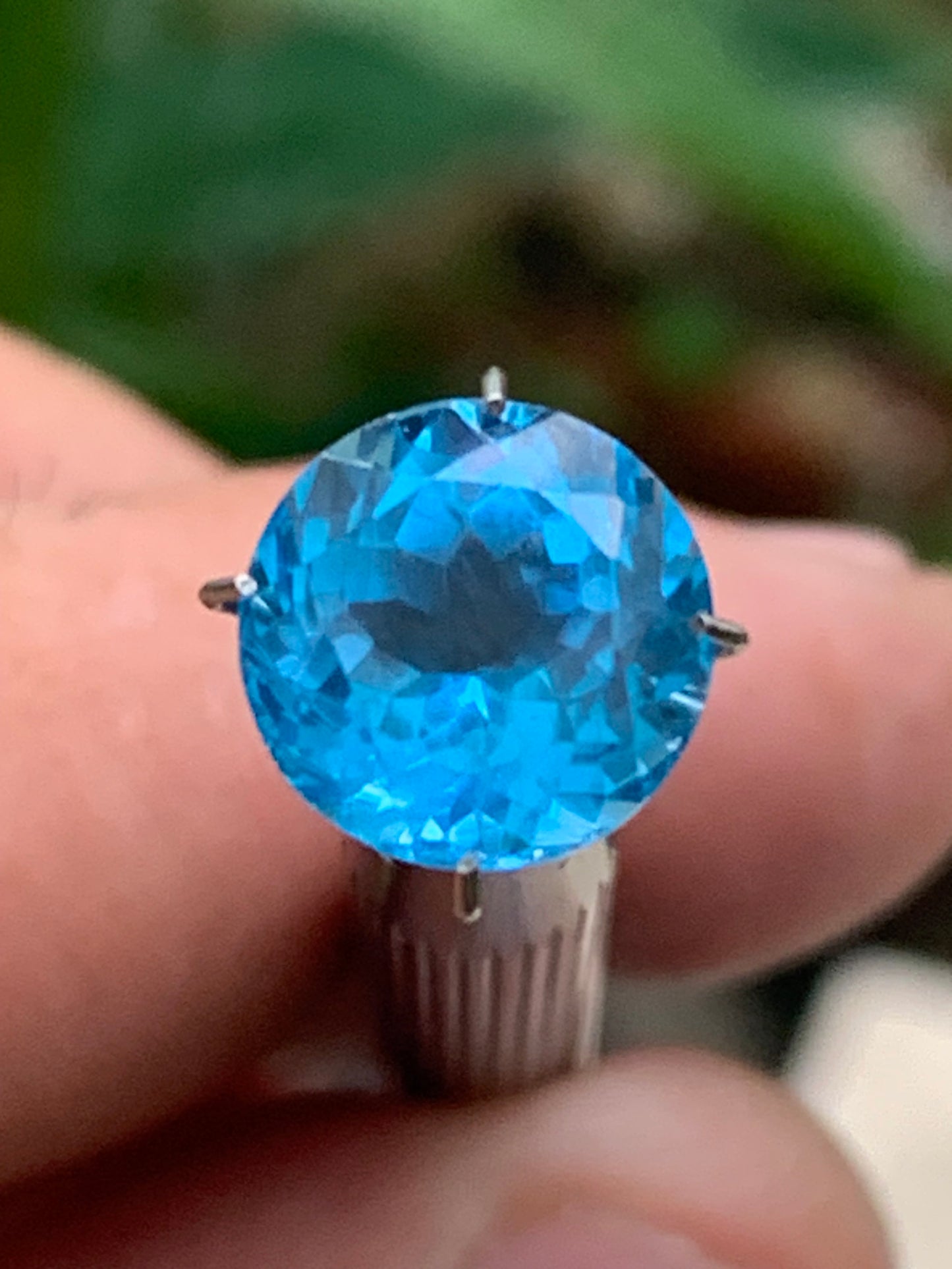 Topaze bleue naturelle de 5,23 carats. Taille de 10 mm de diamètre x 7,50. Parfait en collection, bijouterie, exposition...