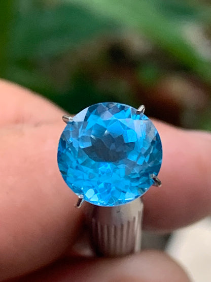 Topaze bleue naturelle de 5,23 carats. Taille de 10 mm de diamètre x 7,50. Parfait en collection, bijouterie, exposition...