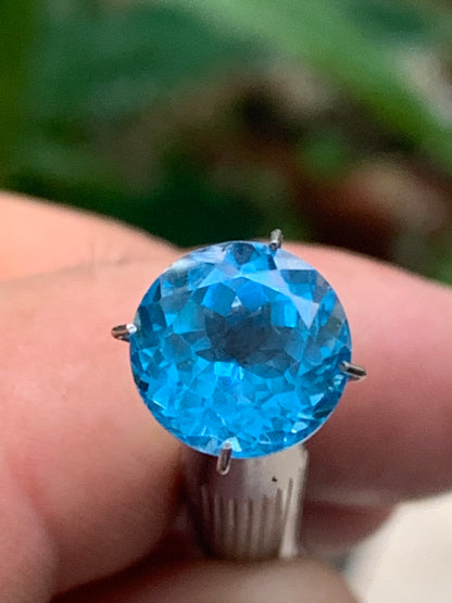 Topaze bleue naturelle de 5,23 carats. Taille de 10 mm de diamètre x 7,50. Parfait en collection, bijouterie, exposition...