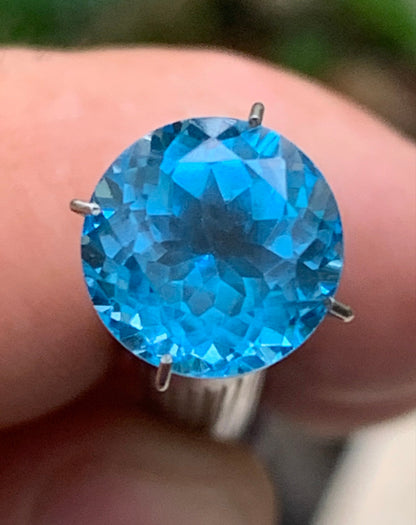 Topaze bleue naturelle de 5,23 carats. Taille de 10 mm de diamètre x 7,50. Parfait en collection, bijouterie, exposition...