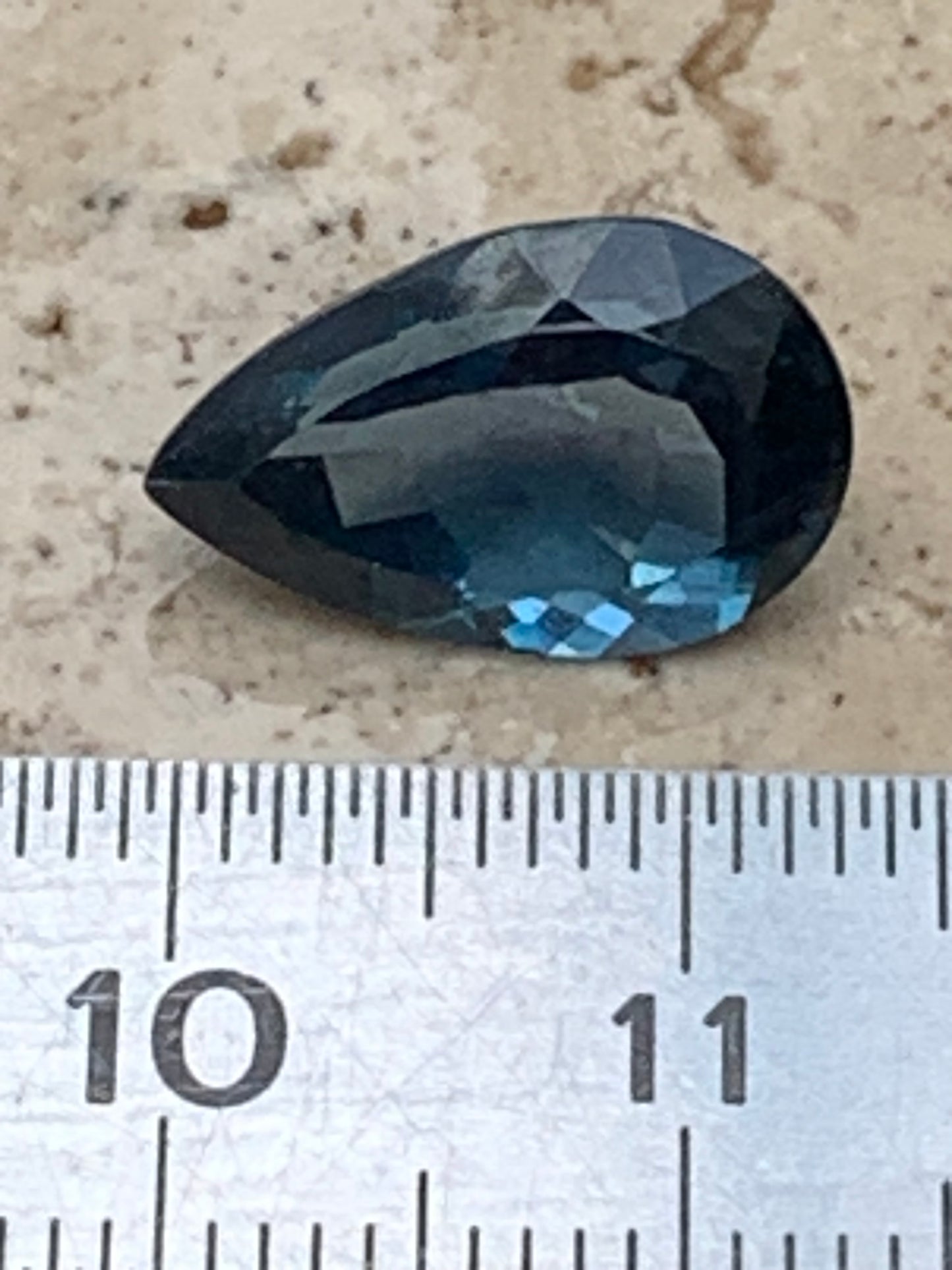 Topaze bleue naturelle de 5,94 carats. Taille de 14 mm x 10 x 7,50. Parfait en collection, bijouterie, exposition...