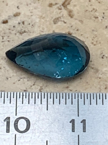 Topaze bleue naturelle de 5,94 carats. Taille de 14 mm x 10 x 7,50. Parfait en collection, bijouterie, exposition...