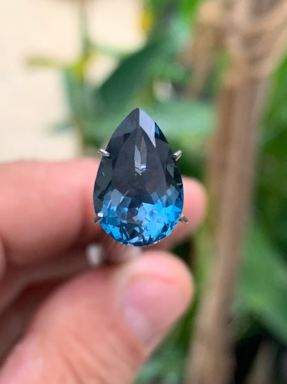 Topaze bleue naturelle de 5,94 carats. Taille de 14 mm x 10 x 7,50. Parfait en collection, bijouterie, exposition...