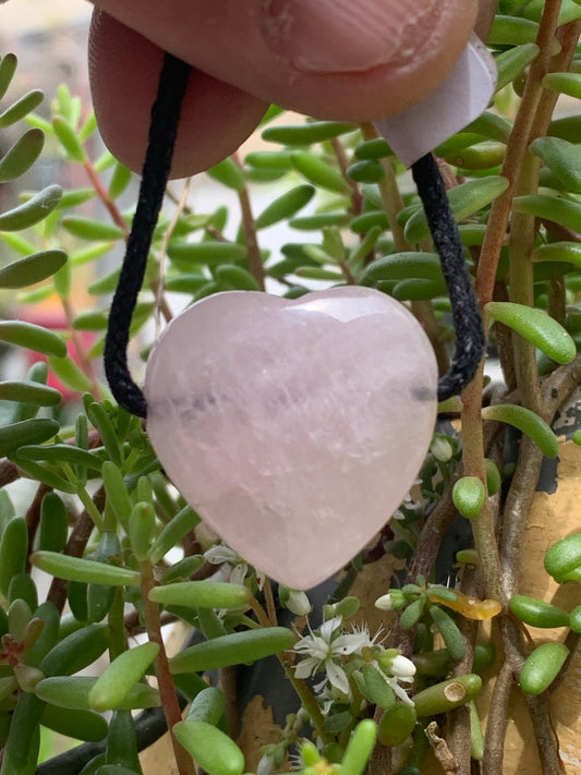 Cristal de roche/ Quartz rose ! Pendentif 'coeur', 25mm de hauteur x 25 de largeur x 7 d'épaisseur. Vendu avec cordon réglable de couleur noire !