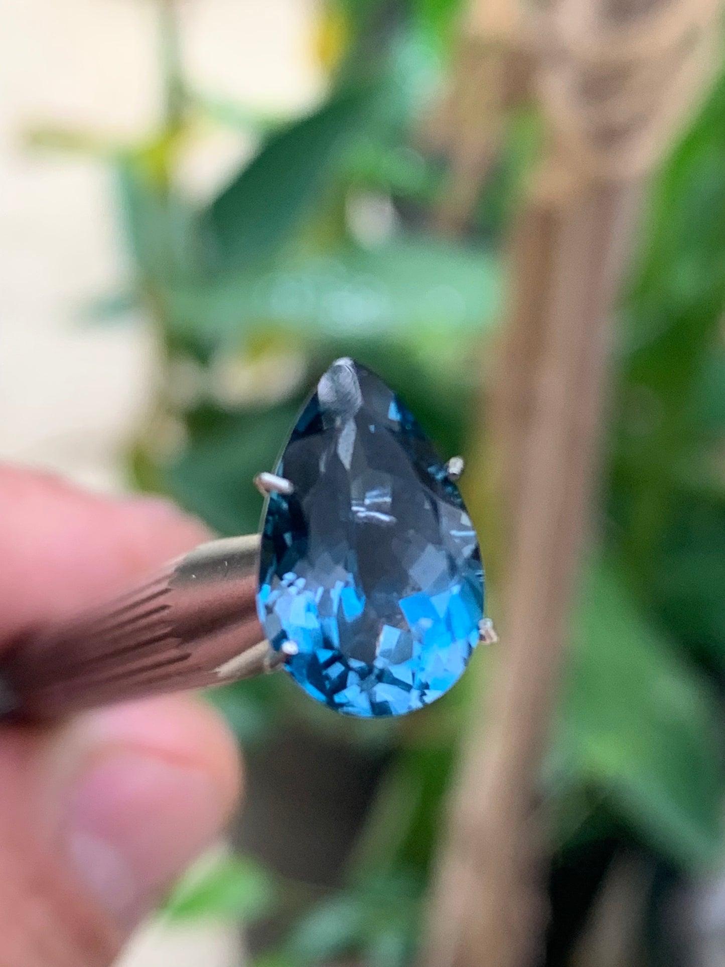 Topaze bleue naturelle de 5,94 carats. Taille de 14 mm x 10 x 7,50. Parfait en collection, bijouterie, exposition...