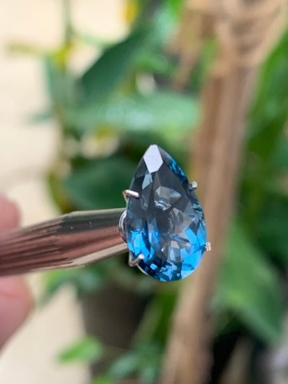Topaze bleue naturelle de 5,94 carats. Taille de 14 mm x 10 x 7,50. Parfait en collection, bijouterie, exposition...