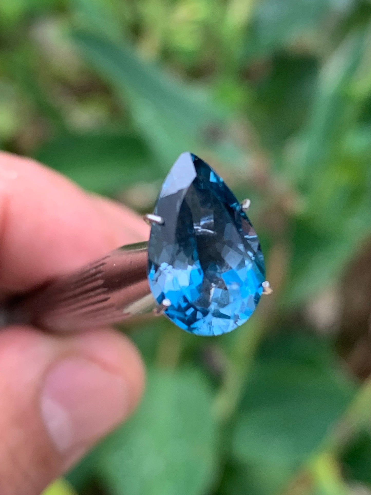 Topaze bleue naturelle de 5,94 carats. Taille de 14 mm x 10 x 7,50. Parfait en collection, bijouterie, exposition...