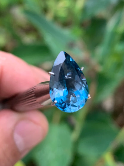 Topaze bleue naturelle de 5,94 carats. Taille de 14 mm x 10 x 7,50. Parfait en collection, bijouterie, exposition...