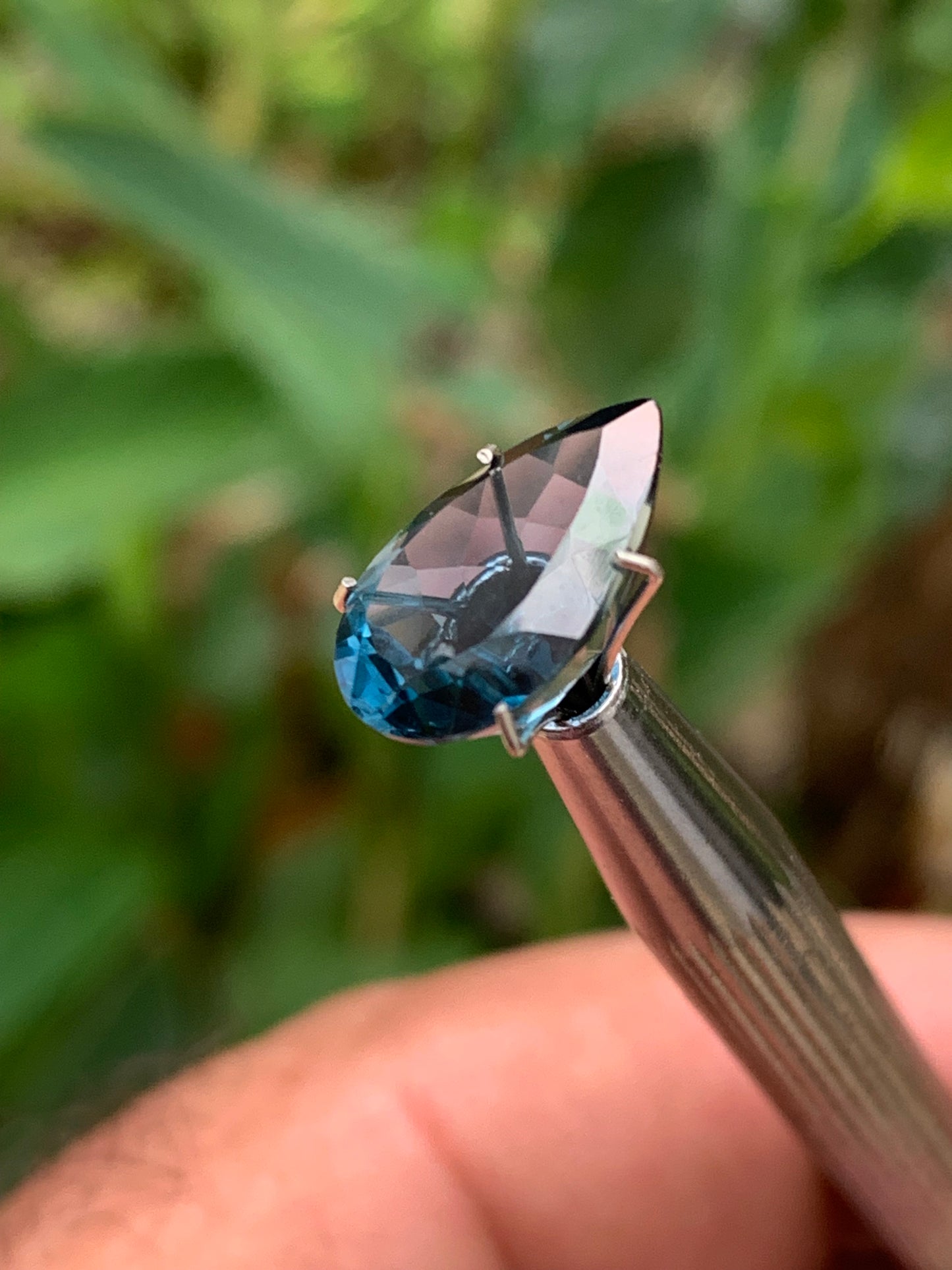 Topaze bleue naturelle de 5,94 carats. Taille de 14 mm x 10 x 7,50. Parfait en collection, bijouterie, exposition...
