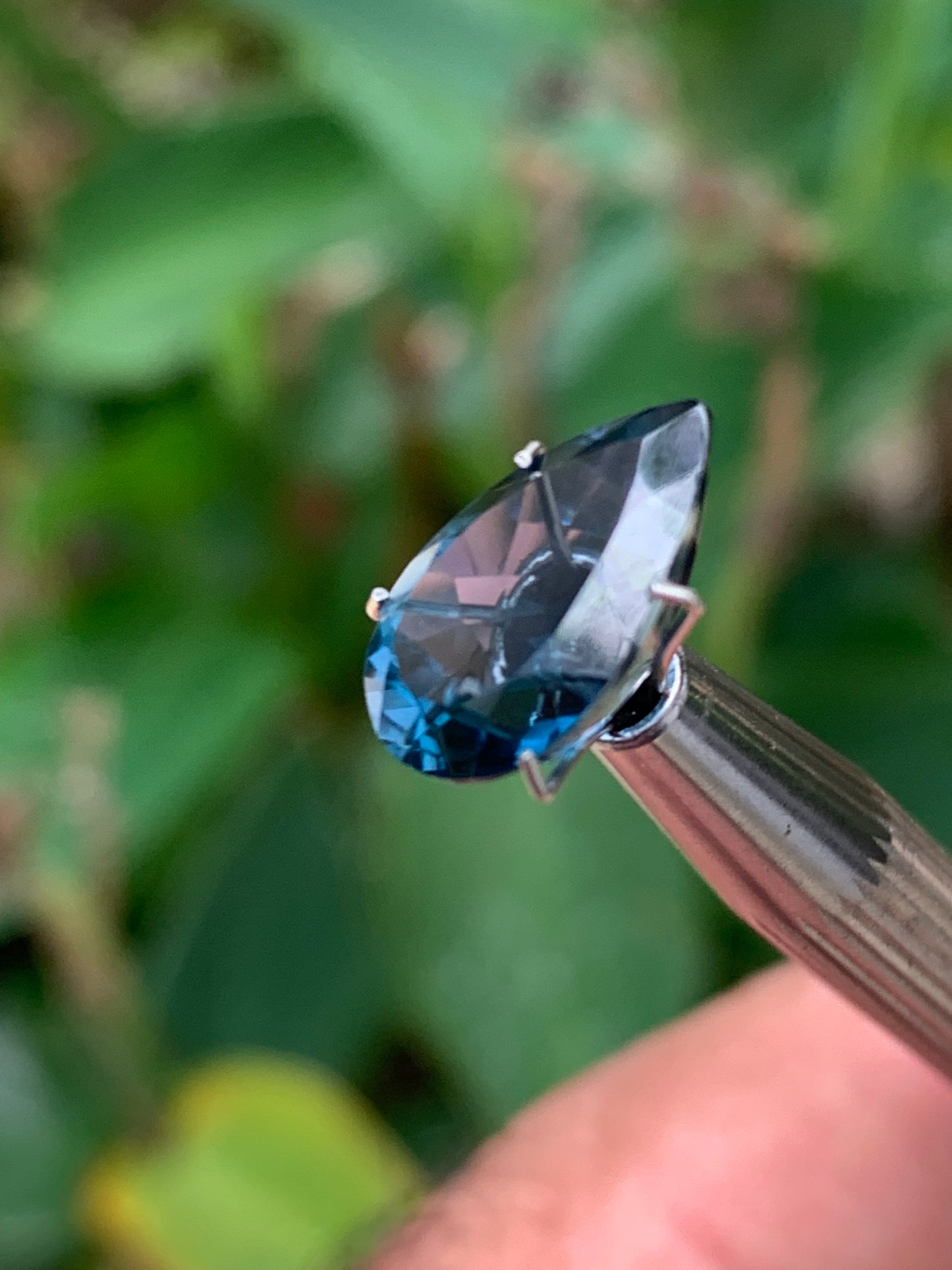 Topaze bleue naturelle de 5,94 carats. Taille de 14 mm x 10 x 7,50. Parfait en collection, bijouterie, exposition...