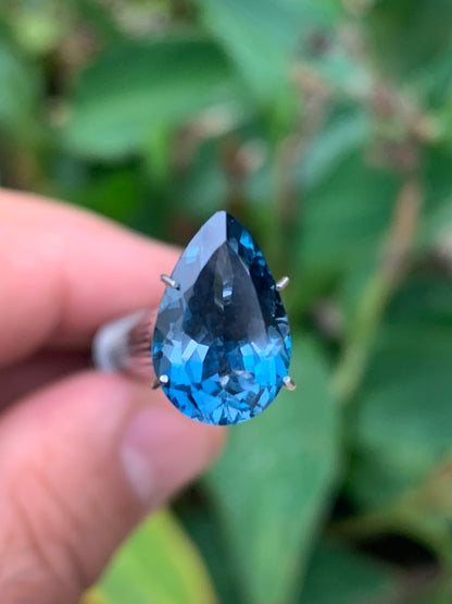 Topaze bleue naturelle de 5,94 carats. Taille de 14 mm x 10 x 7,50. Parfait en collection, bijouterie, exposition...