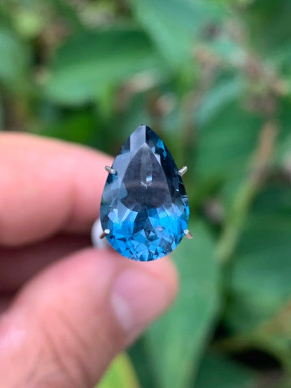 Topaze bleue naturelle de 5,94 carats. Taille de 14 mm x 10 x 7,50. Parfait en collection, bijouterie, exposition...