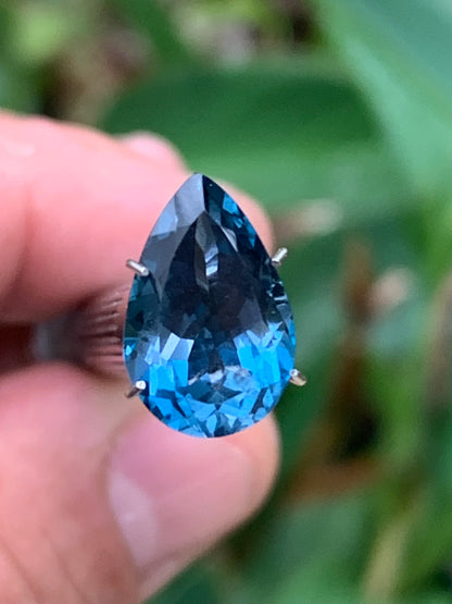 Topaze bleue naturelle de 5,94 carats. Taille de 14 mm x 10 x 7,50. Parfait en collection, bijouterie, exposition...