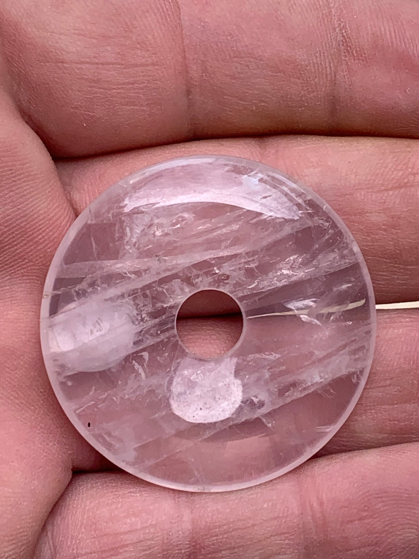 Cristal de roche/ Quartz rose, pendentif Donuts, 40mm de hauteur x 40 de largeur x 7 d'épaisseur. Vendu avec cordon réglable de couleur noire !