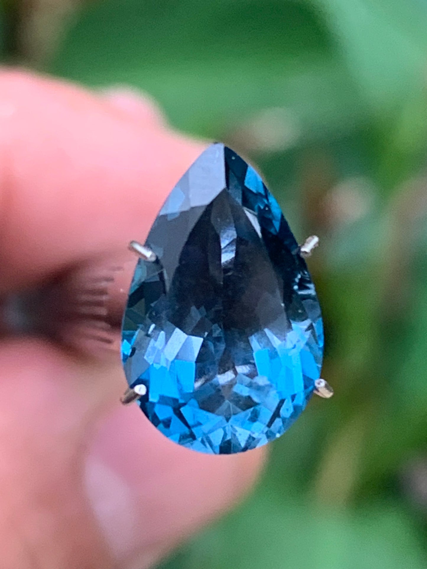 Topaze bleue naturelle de 5,94 carats. Taille de 14 mm x 10 x 7,50. Parfait en collection, bijouterie, exposition...