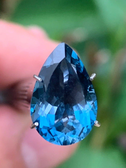 Topaze bleue naturelle de 5,94 carats. Taille de 14 mm x 10 x 7,50. Parfait en collection, bijouterie, exposition...