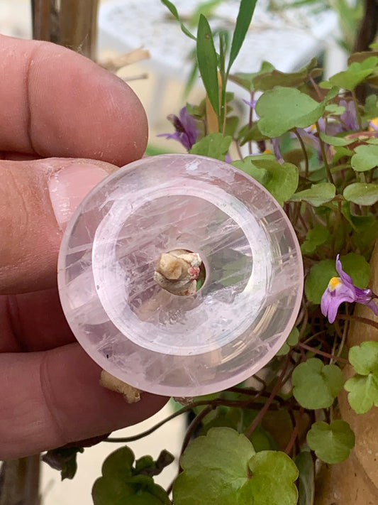 Cristal de roche/ Quartz rose, pendentif Donuts, 40mm de hauteur x 40 de largeur x 7 d'épaisseur. Vendu avec cordon réglable de couleur noire !