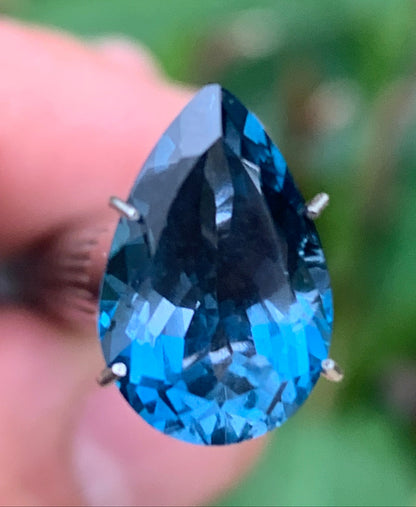 Topaze bleue naturelle de 5,94 carats. Taille de 14 mm x 10 x 7,50. Parfait en collection, bijouterie, exposition...