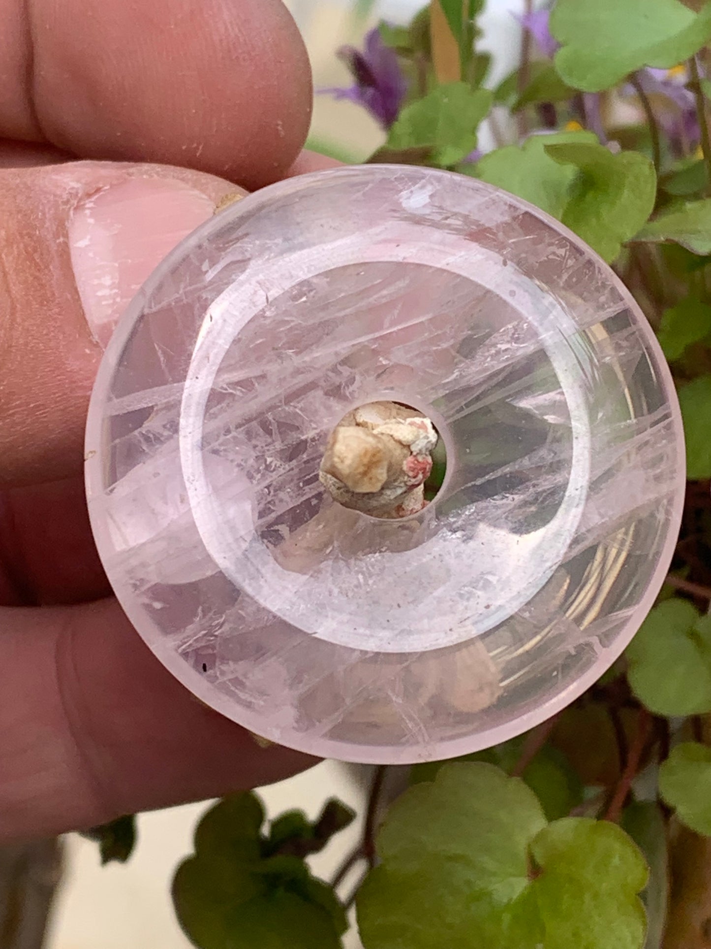 Cristal de roche/ Quartz rose, pendentif Donuts, 40mm de hauteur x 40 de largeur x 7 d'épaisseur. Vendu avec cordon réglable de couleur noire !