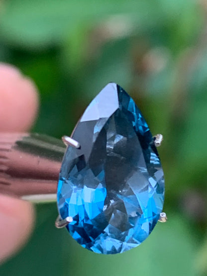 Topaze bleue naturelle de 5,94 carats. Taille de 14 mm x 10 x 7,50. Parfait en collection, bijouterie, exposition...