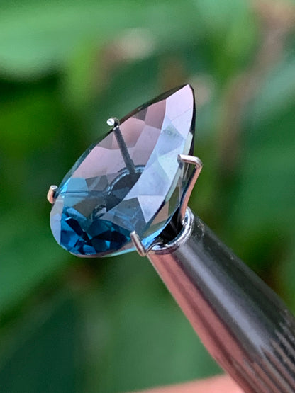Topaze bleue naturelle de 5,94 carats. Taille de 14 mm x 10 x 7,50. Parfait en collection, bijouterie, exposition...
