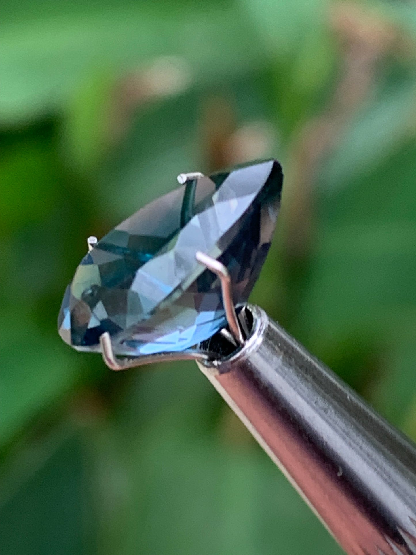 Topaze bleue naturelle de 5,94 carats. Taille de 14 mm x 10 x 7,50. Parfait en collection, bijouterie, exposition...