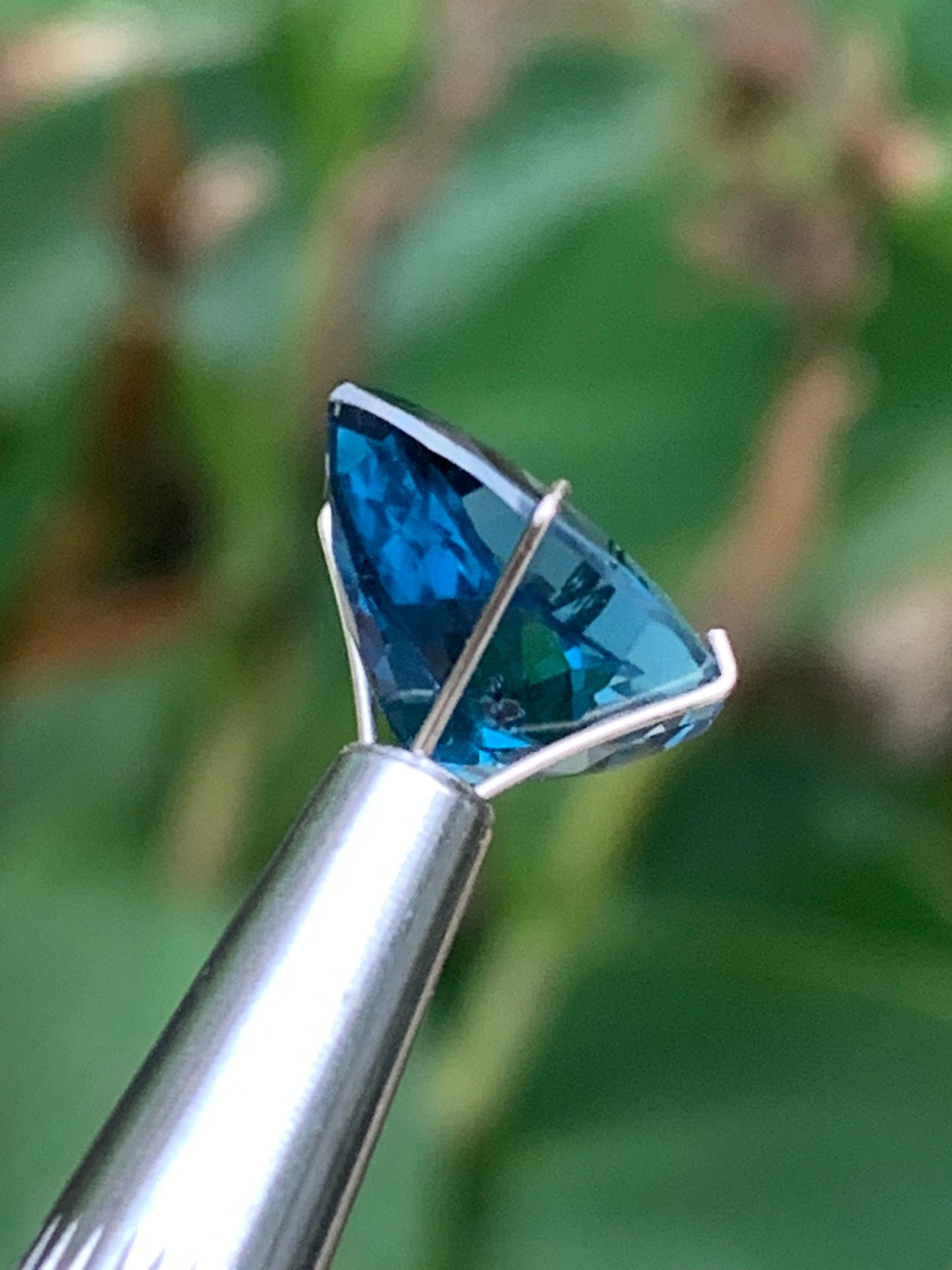 Topaze bleue naturelle de 5,94 carats. Taille de 14 mm x 10 x 7,50. Parfait en collection, bijouterie, exposition...