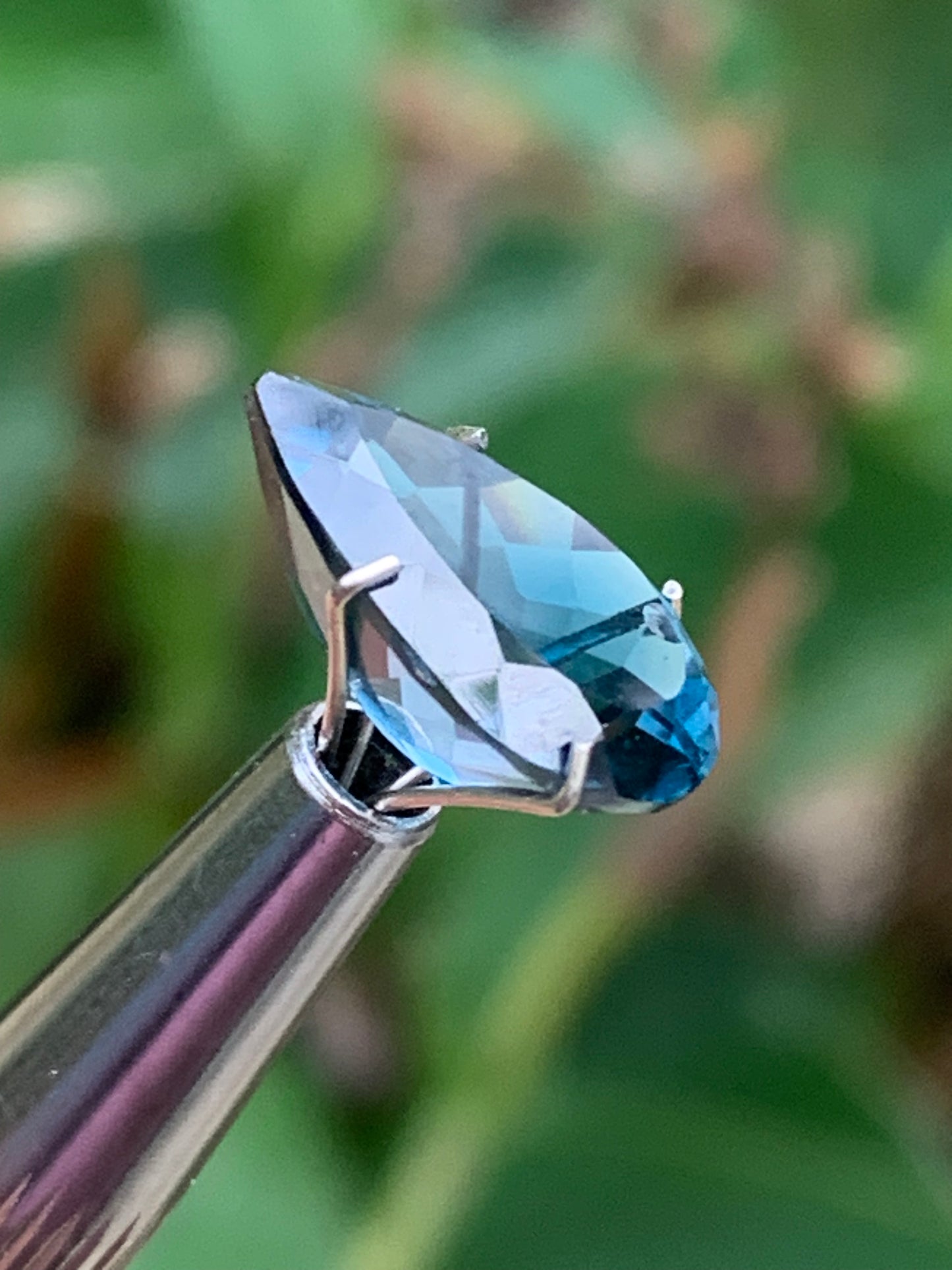 Topaze bleue naturelle de 5,94 carats. Taille de 14 mm x 10 x 7,50. Parfait en collection, bijouterie, exposition...