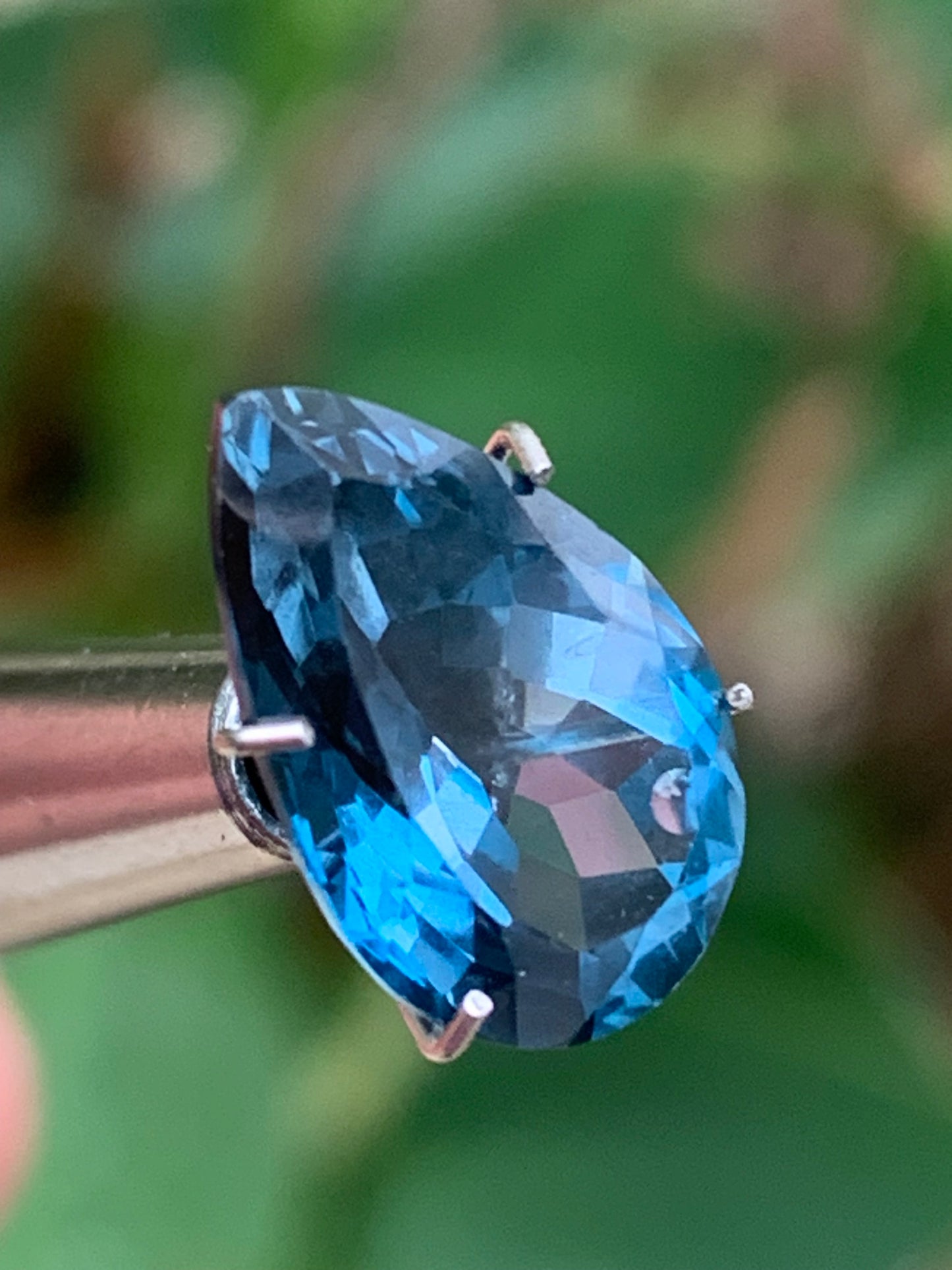 Topaze bleue naturelle de 5,94 carats. Taille de 14 mm x 10 x 7,50. Parfait en collection, bijouterie, exposition...