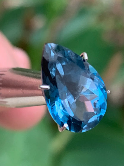Topaze bleue naturelle de 5,94 carats. Taille de 14 mm x 10 x 7,50. Parfait en collection, bijouterie, exposition...
