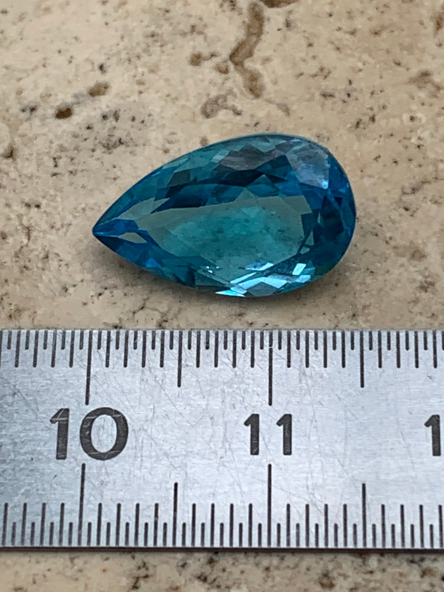 Topaze bleue naturelle de 6,67 carats. Taille de 15 mm x 10 x 7,50. Parfait en collection, bijouterie, exposition...
