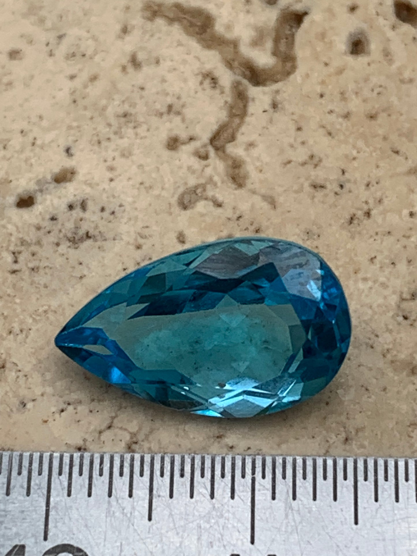 Topaze bleue naturelle de 6,67 carats. Taille de 15 mm x 10 x 7,50. Parfait en collection, bijouterie, exposition...