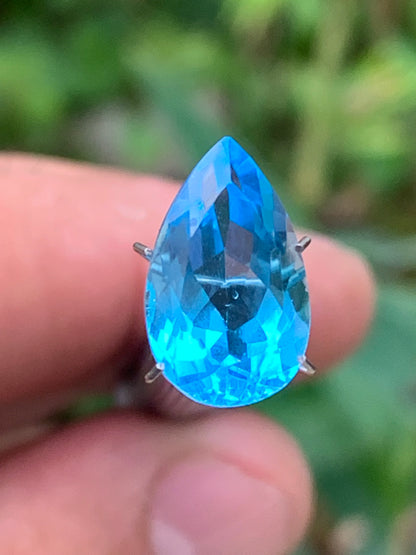 Topaze bleue naturelle de 6,67 carats. Taille de 15 mm x 10 x 7,50. Parfait en collection, bijouterie, exposition...