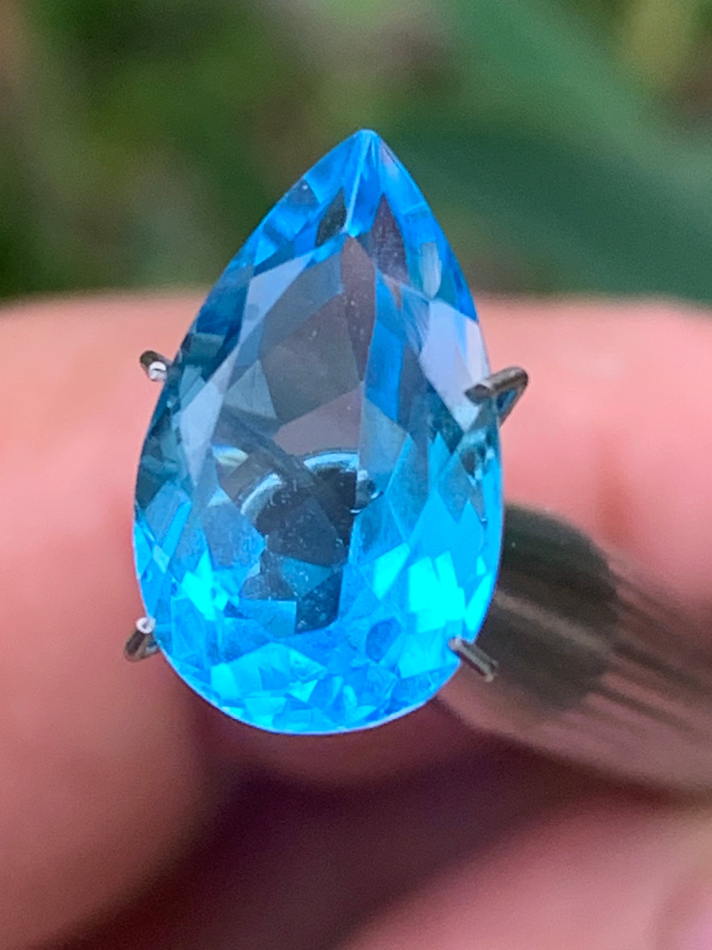 Topaze bleue naturelle de 6,67 carats. Taille de 15 mm x 10 x 7,50. Parfait en collection, bijouterie, exposition...