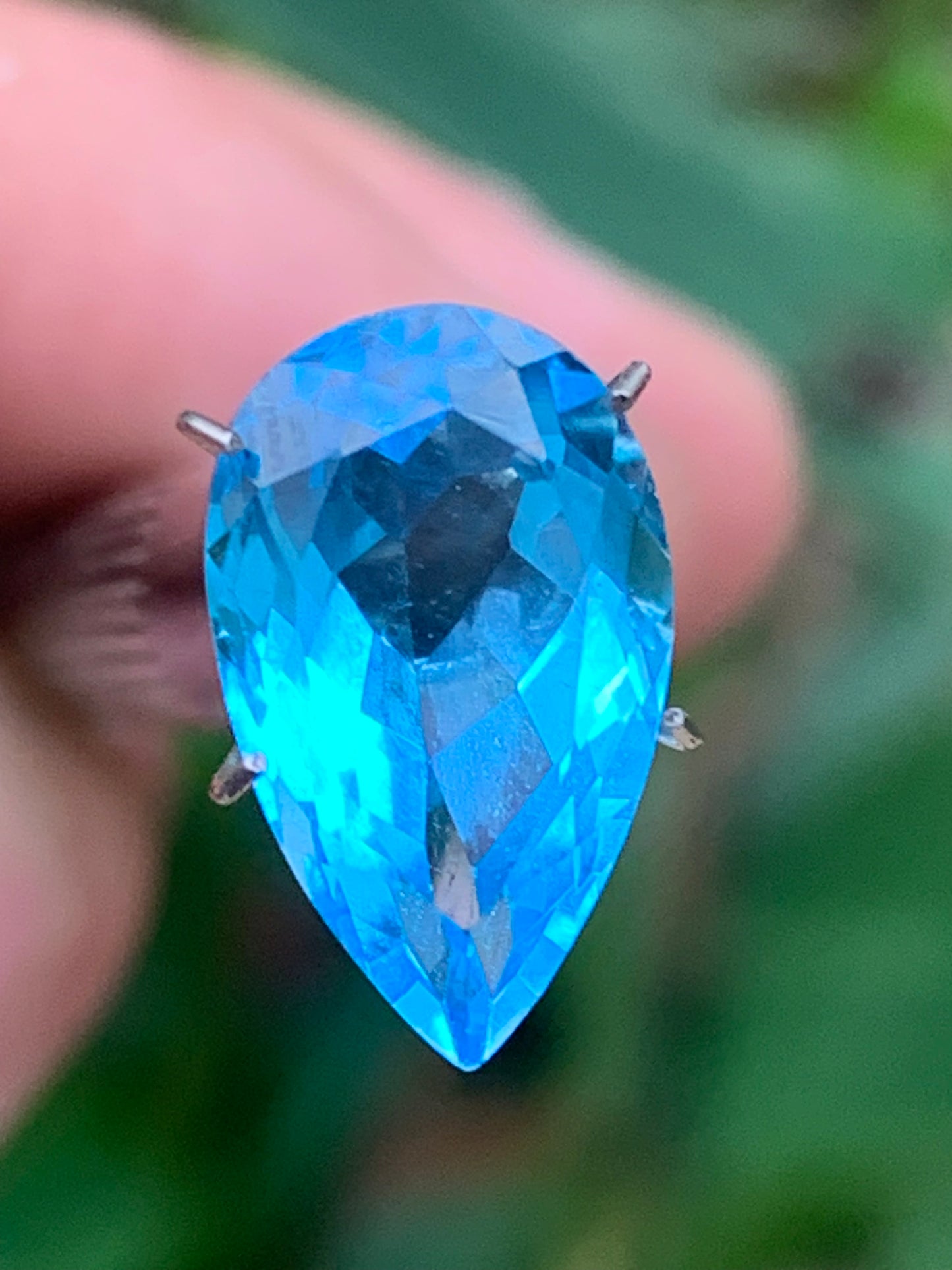 Topaze bleue naturelle de 6,67 carats. Taille de 15 mm x 10 x 7,50. Parfait en collection, bijouterie, exposition...