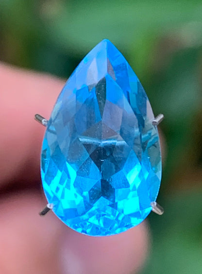 Topaze bleue naturelle de 6,67 carats. Taille de 15 mm x 10 x 7,50. Parfait en collection, bijouterie, exposition...