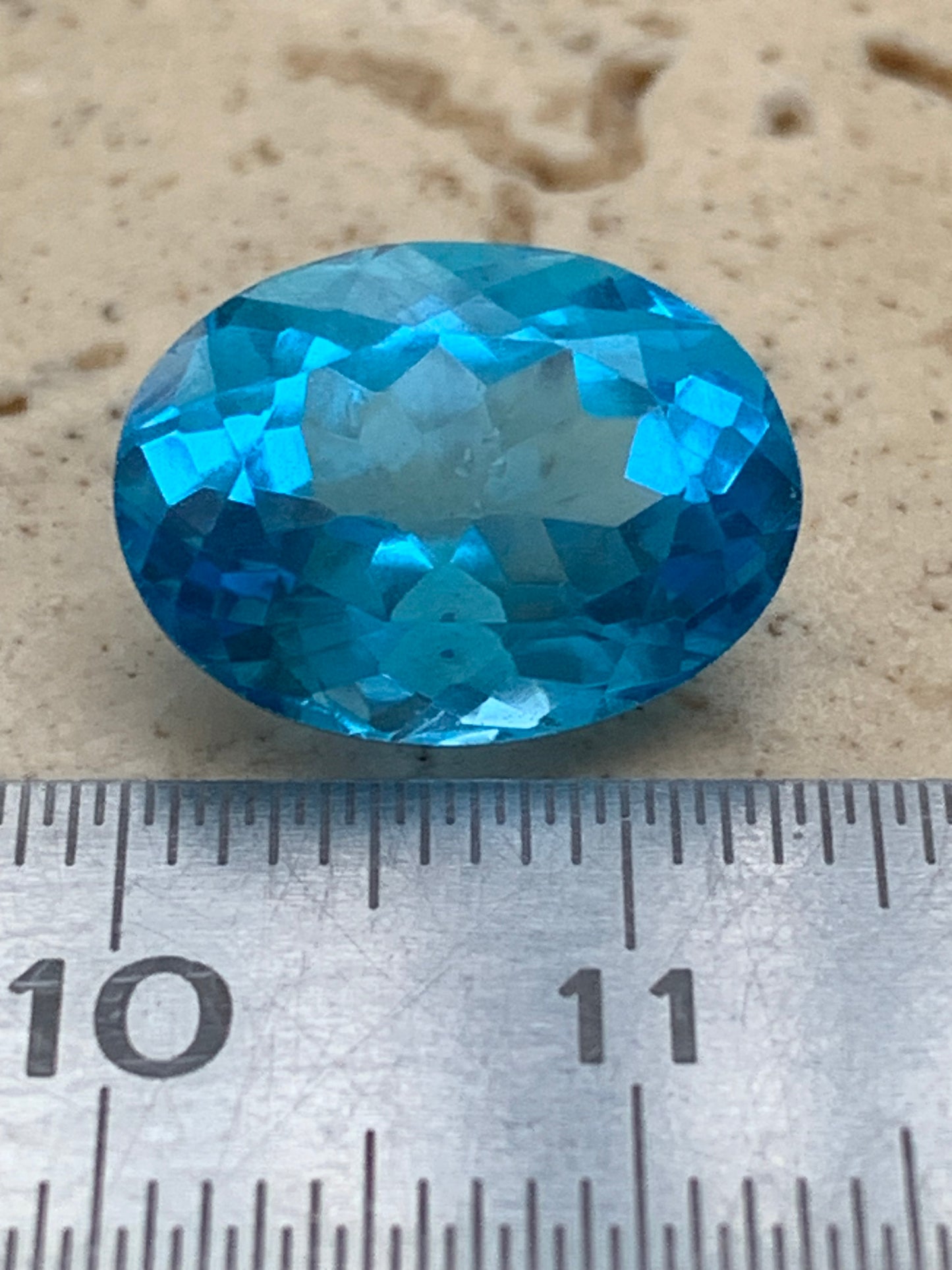 Topaze bleue naturelle de 8,24 carats. Taille de 15 mm x 10 x 7,50. Parfait en collection, bijouterie, exposition...