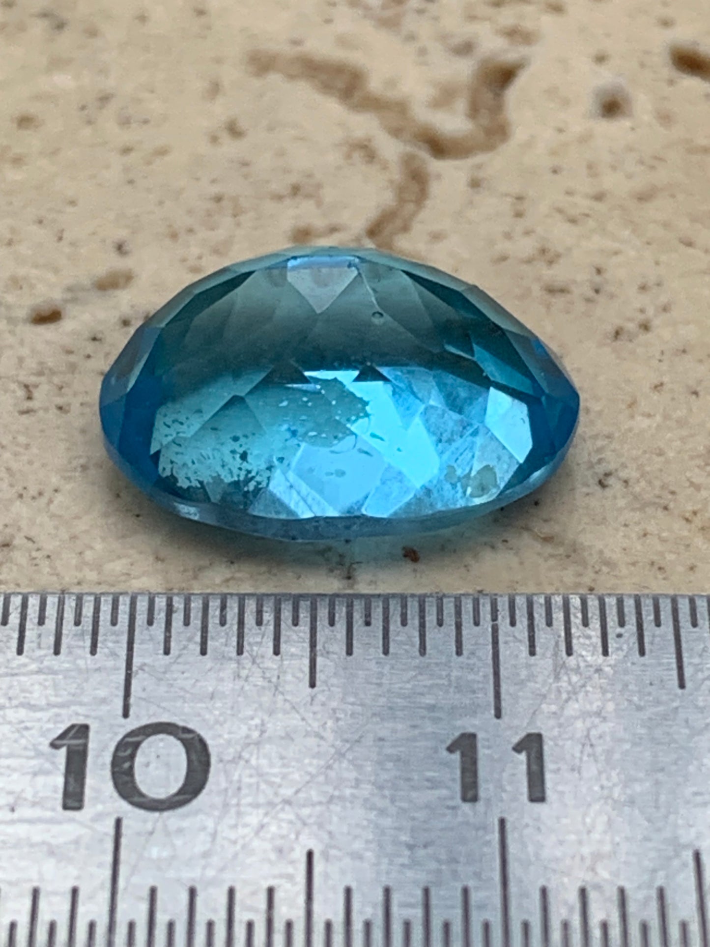 Topaze bleue naturelle de 8,24 carats. Taille de 15 mm x 10 x 7,50. Parfait en collection, bijouterie, exposition...