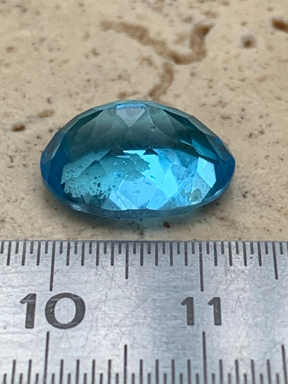 Topaze bleue naturelle de 8,24 carats. Taille de 15 mm x 10 x 7,50. Parfait en collection, bijouterie, exposition...
