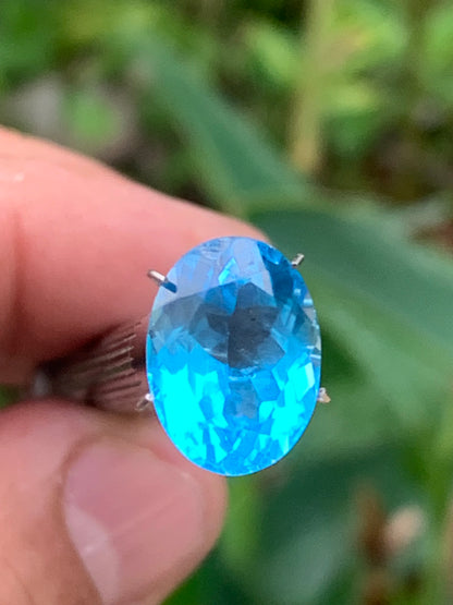 Topaze bleue naturelle de 8,24 carats. Taille de 15 mm x 10 x 7,50. Parfait en collection, bijouterie, exposition...
