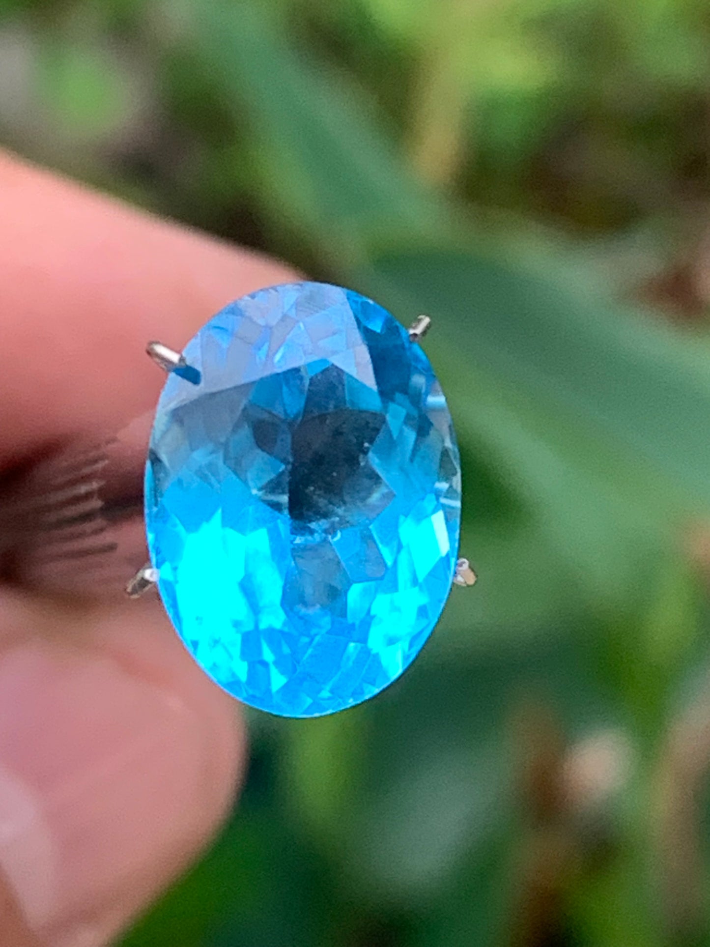 Topaze bleue naturelle de 8,24 carats. Taille de 15 mm x 10 x 7,50. Parfait en collection, bijouterie, exposition...