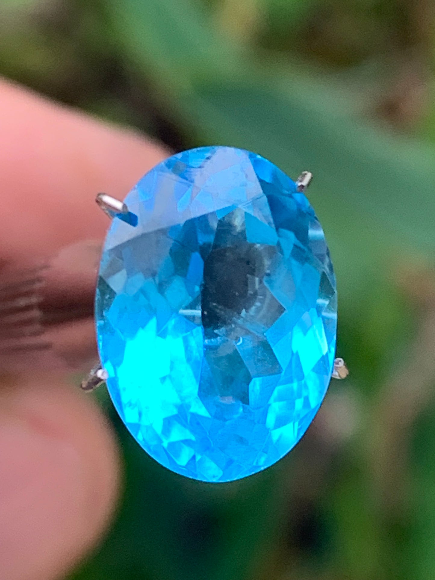 Topaze bleue naturelle de 8,24 carats. Taille de 15 mm x 10 x 7,50. Parfait en collection, bijouterie, exposition...